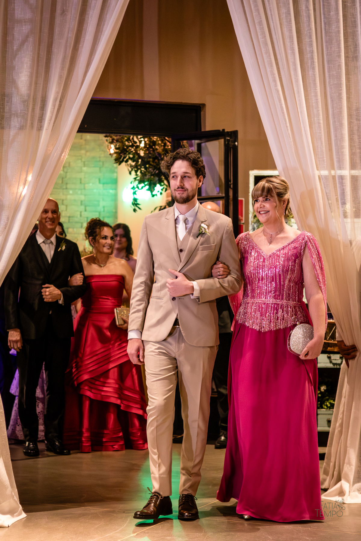 mini wedding, destination wedding, elopement, inspiração para noivas, maquiagem de noiva, penteado de noiva, trajes de noivo, espaço para casamento, música para cerimônia, buffet de casamento, doces finos, identidade visual de casamento,