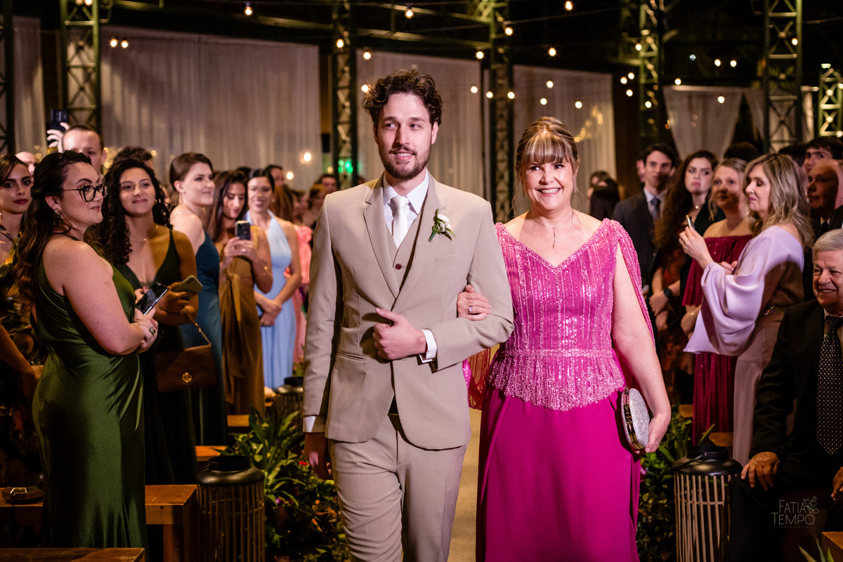 mini wedding, destination wedding, elopement, inspiração para noivas, maquiagem de noiva, penteado de noiva, trajes de noivo, espaço para casamento, música para cerimônia, buffet de casamento, doces finos, identidade visual de casamento,