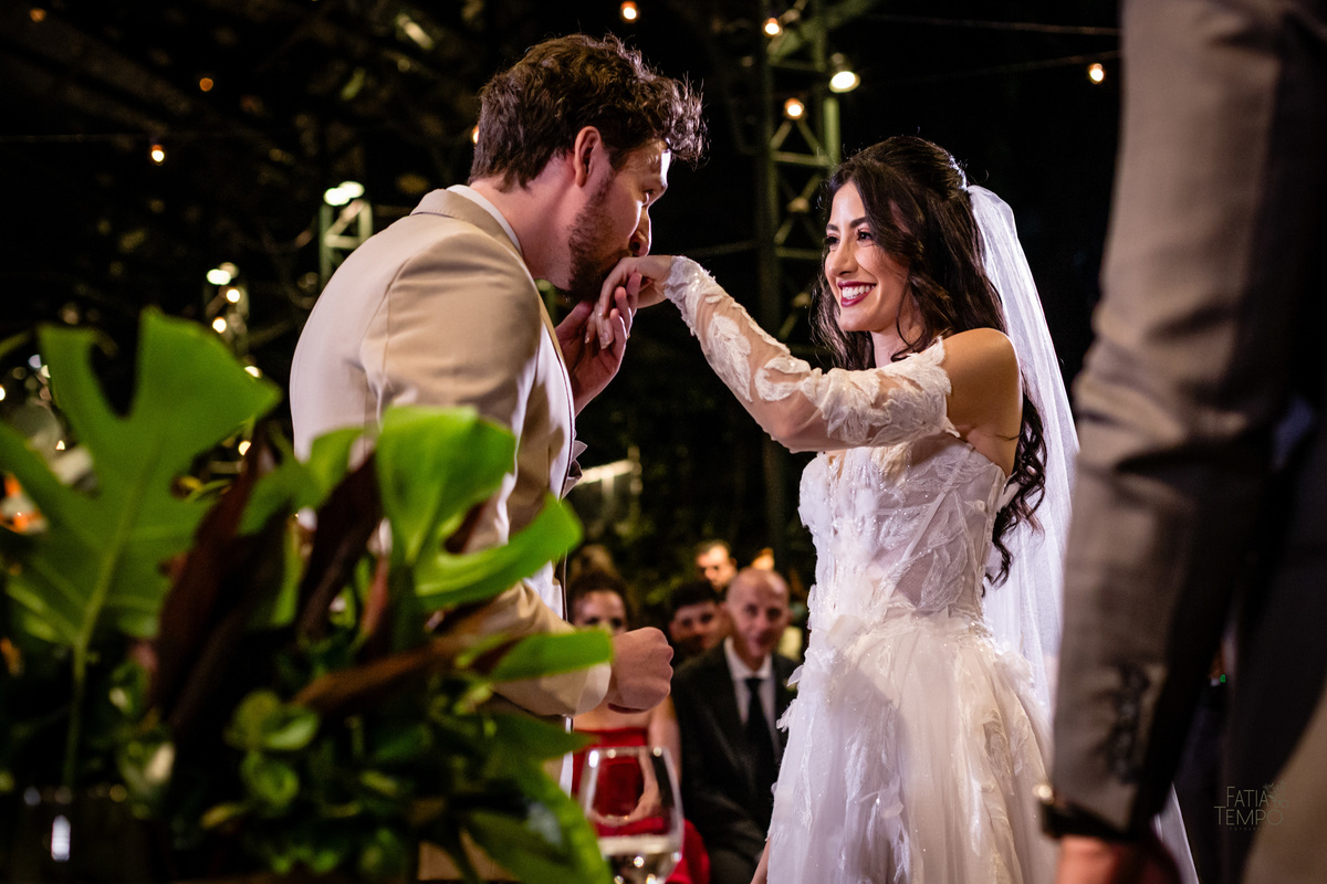 mini wedding, destination wedding, elopement, inspiração para noivas, maquiagem de noiva, penteado de noiva, trajes de noivo, espaço para casamento, música para cerimônia, buffet de casamento, doces finos, identidade visual de casamento,