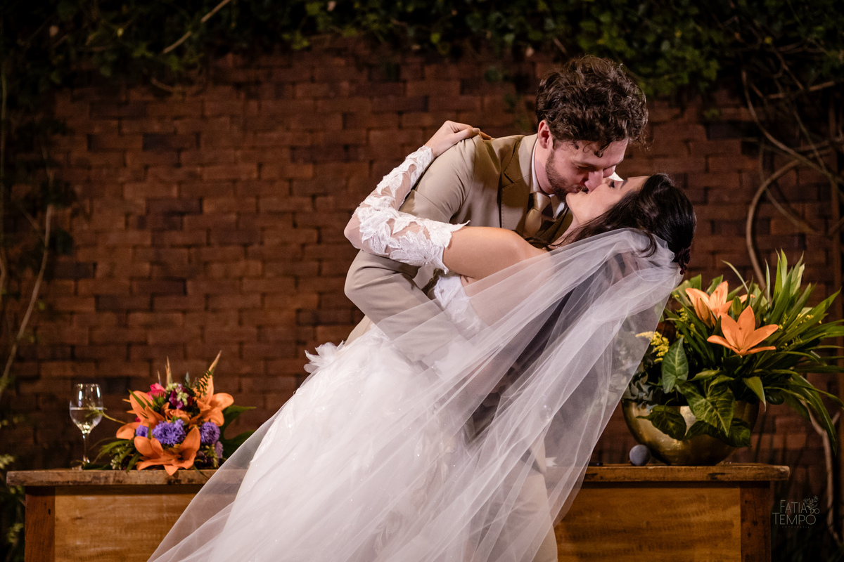 mini wedding, destination wedding, elopement, inspiração para noivas, maquiagem de noiva, penteado de noiva, trajes de noivo, espaço para casamento, música para cerimônia, buffet de casamento, doces finos, identidade visual de casamento,