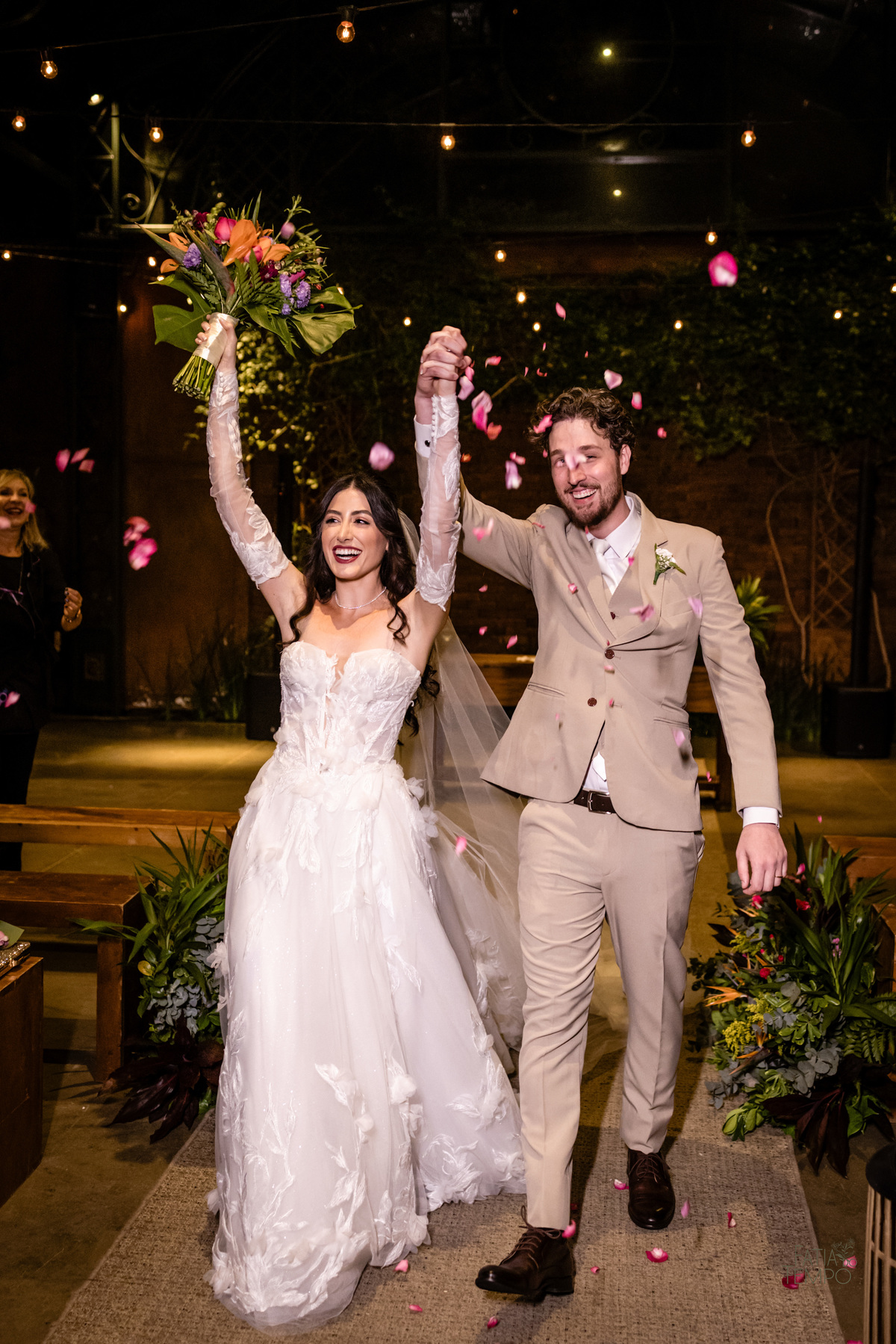 mini wedding, destination wedding, elopement, inspiração para noivas, maquiagem de noiva, penteado de noiva, trajes de noivo, espaço para casamento, música para cerimônia, buffet de casamento, doces finos, identidade visual de casamento,