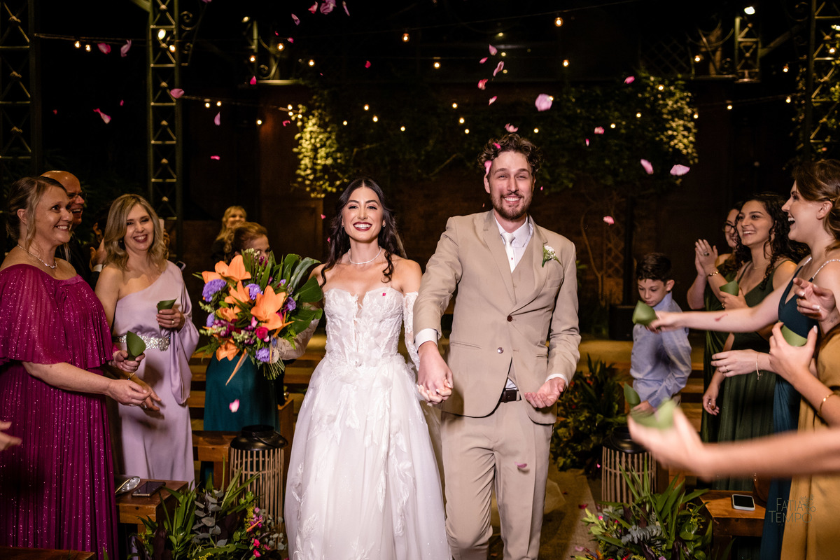 mini wedding, destination wedding, elopement, inspiração para noivas, maquiagem de noiva, penteado de noiva, trajes de noivo, espaço para casamento, música para cerimônia, buffet de casamento, doces finos, identidade visual de casamento,