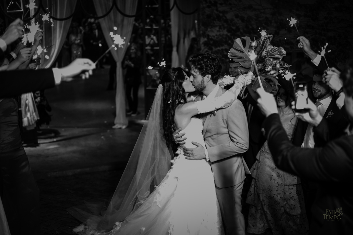 mini wedding, destination wedding, elopement, inspiração para noivas, maquiagem de noiva, penteado de noiva, trajes de noivo, espaço para casamento, música para cerimônia, buffet de casamento, doces finos, identidade visual de casamento,