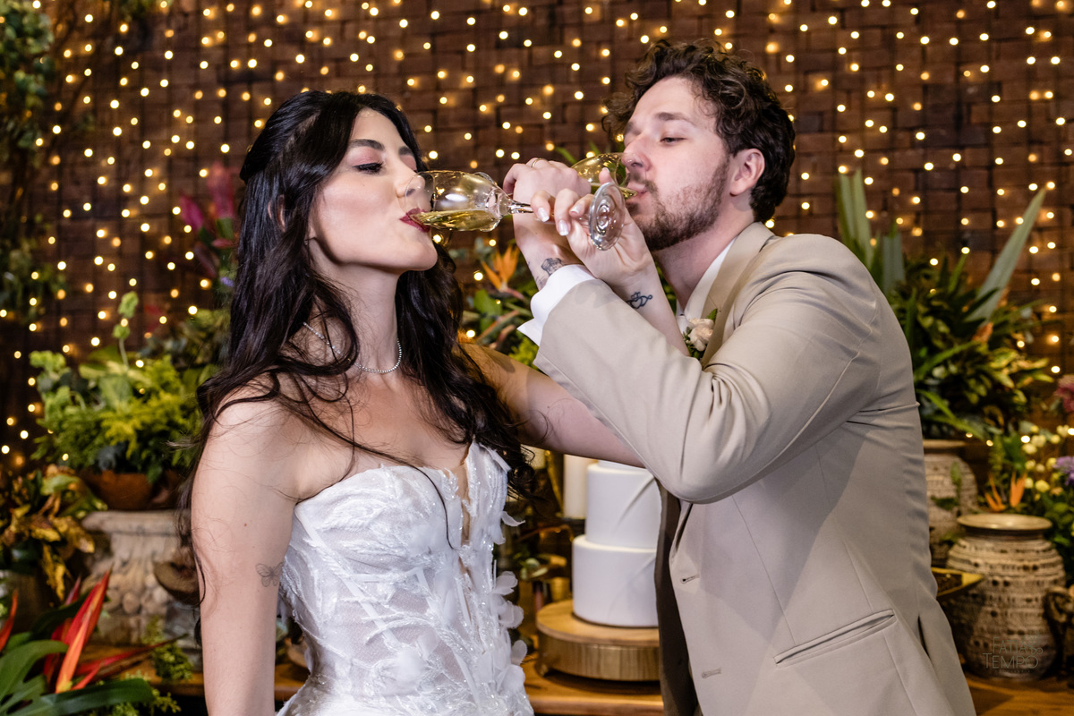 mini wedding, destination wedding, elopement, inspiração para noivas, maquiagem de noiva, penteado de noiva, trajes de noivo, espaço para casamento, música para cerimônia, buffet de casamento, doces finos, identidade visual de casamento,