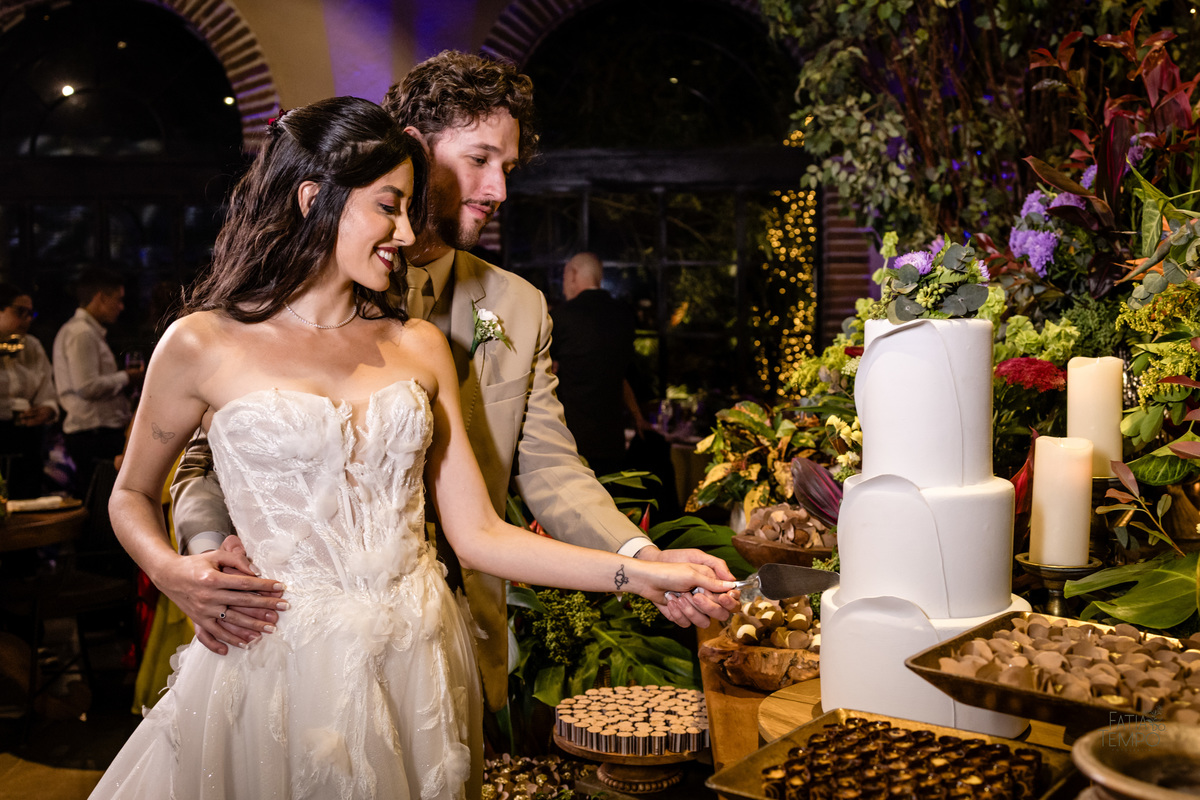 mini wedding, destination wedding, elopement, inspiração para noivas, maquiagem de noiva, penteado de noiva, trajes de noivo, espaço para casamento, música para cerimônia, buffet de casamento, doces finos, identidade visual de casamento,