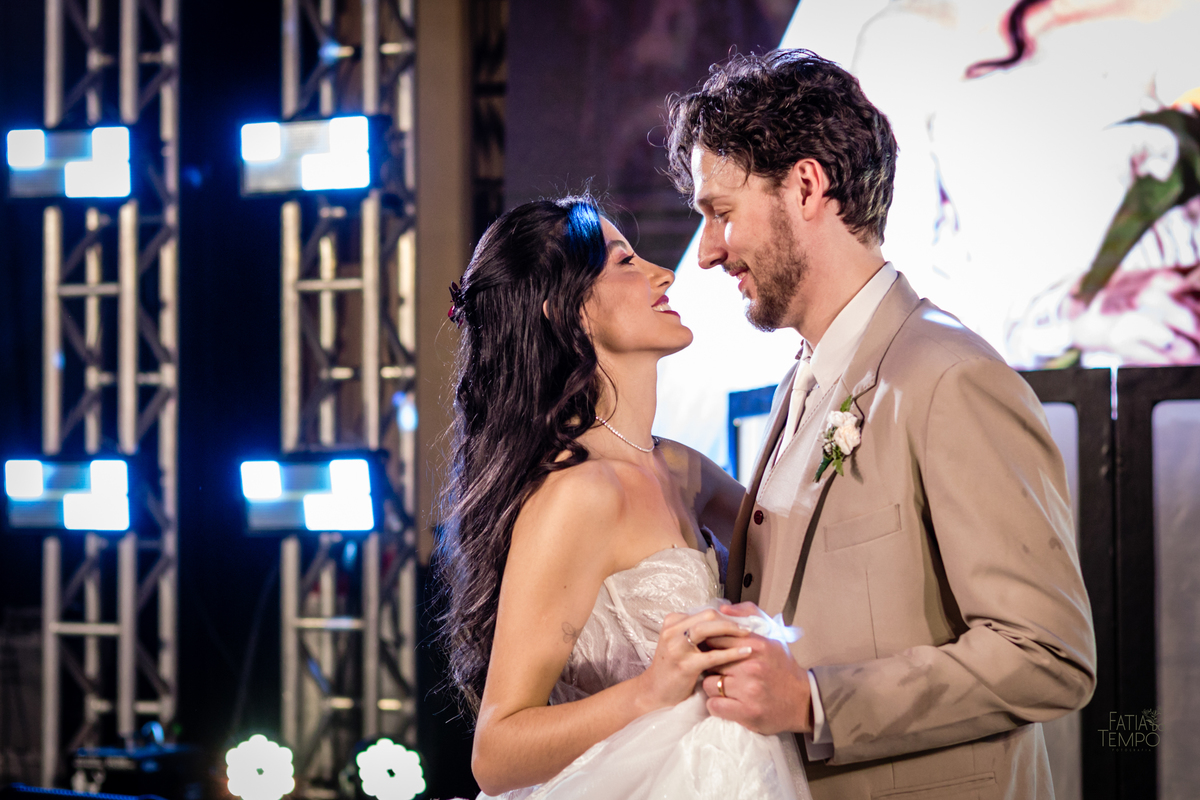 mini wedding, destination wedding, elopement, inspiração para noivas, maquiagem de noiva, penteado de noiva, trajes de noivo, espaço para casamento, música para cerimônia, buffet de casamento, doces finos, identidade visual de casamento,