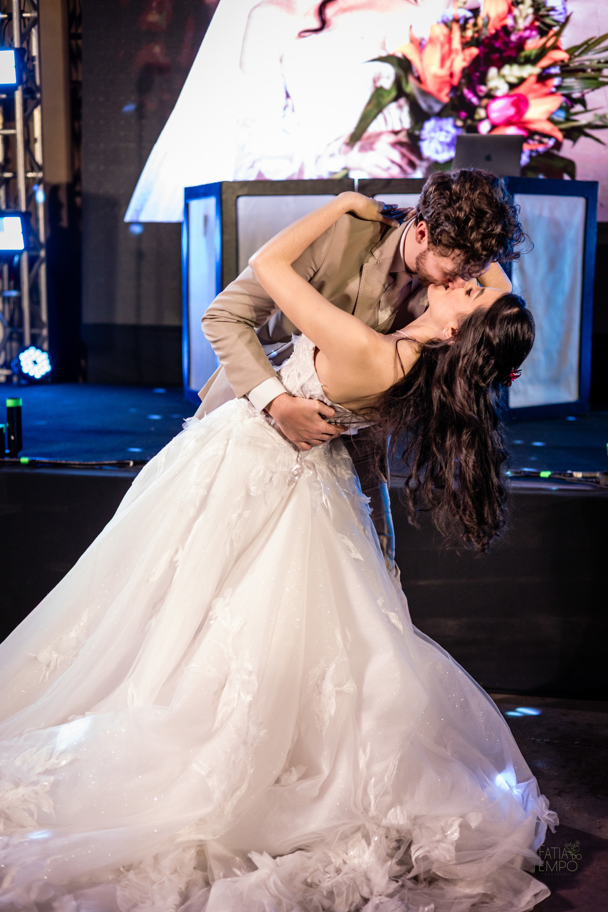 mini wedding, destination wedding, elopement, inspiração para noivas, maquiagem de noiva, penteado de noiva, trajes de noivo, espaço para casamento, música para cerimônia, buffet de casamento, doces finos, identidade visual de casamento,