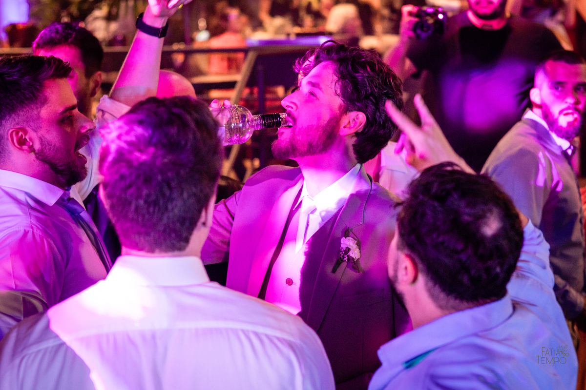 mini wedding, destination wedding, elopement, inspiração para noivas, maquiagem de noiva, penteado de noiva, trajes de noivo, espaço para casamento, música para cerimônia, buffet de casamento, doces finos, identidade visual de casamento,