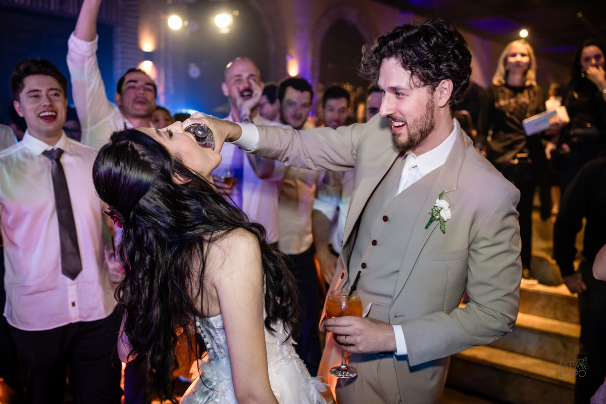 mini wedding, destination wedding, elopement, inspiração para noivas, maquiagem de noiva, penteado de noiva, trajes de noivo, espaço para casamento, música para cerimônia, buffet de casamento, doces finos, identidade visual de casamento,