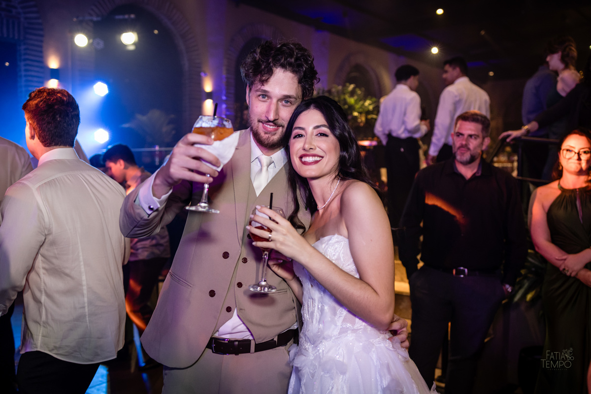 mini wedding, destination wedding, elopement, inspiração para noivas, maquiagem de noiva, penteado de noiva, trajes de noivo, espaço para casamento, música para cerimônia, buffet de casamento, doces finos, identidade visual de casamento,