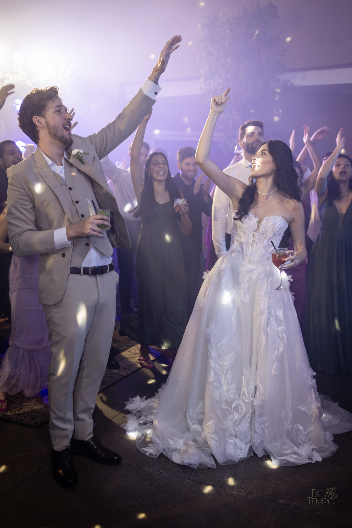 mini wedding, destination wedding, elopement, inspiração para noivas, maquiagem de noiva, penteado de noiva, trajes de noivo, espaço para casamento, música para cerimônia, buffet de casamento, doces finos, identidade visual de casamento,