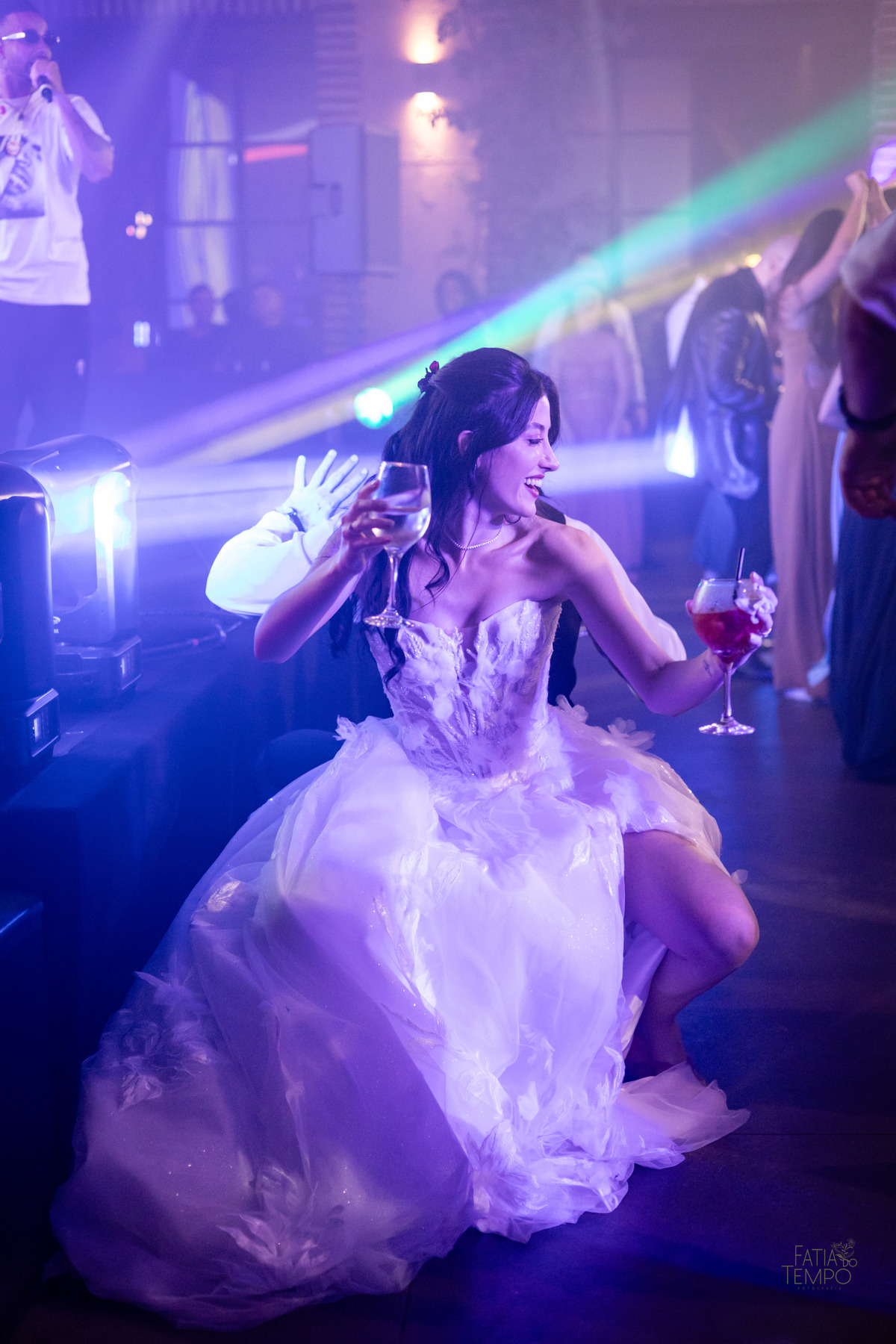 mini wedding, destination wedding, elopement, inspiração para noivas, maquiagem de noiva, penteado de noiva, trajes de noivo, espaço para casamento, música para cerimônia, buffet de casamento, doces finos, identidade visual de casamento,