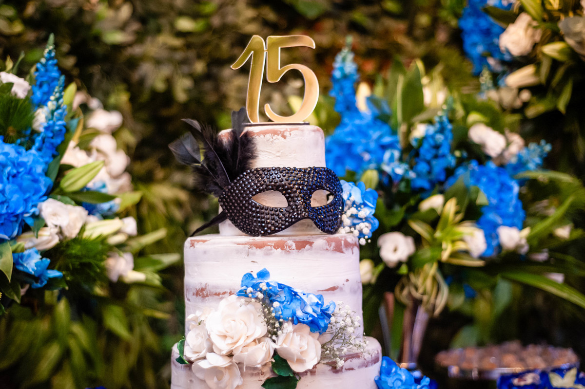 15anos, debutante, festade15anos, xvanos, decoracaode15anos, festaglam, decoracaomoderna, neonparty, festasofisticada, fotografiadeeventos, eventos15anos, decoracaodebutante, partydecor, cenário, brilho, requinte, estilo, decoração, vestido, balada, cenár