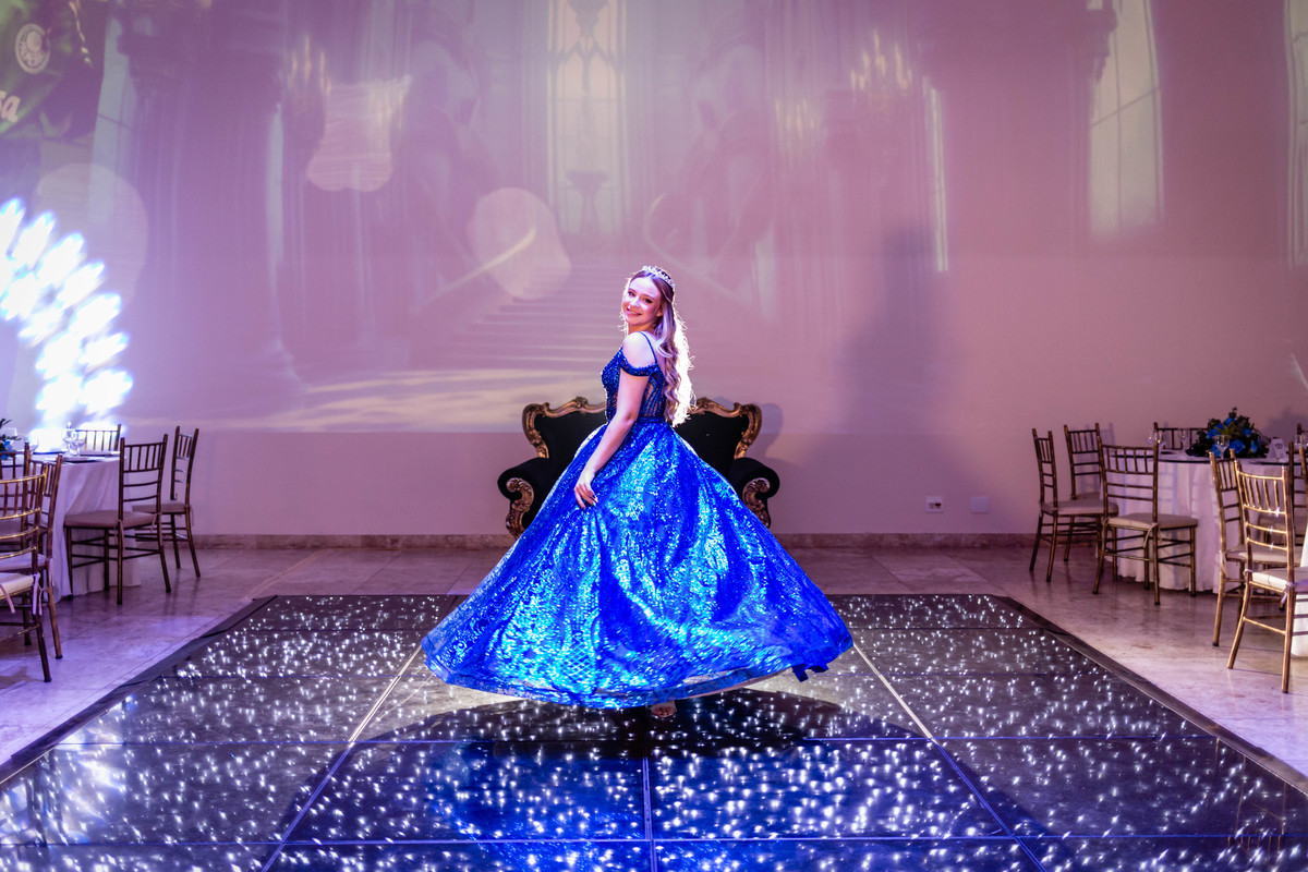 15anos, debutante, festade15anos, xvanos, decoracaode15anos, festaglam, decoracaomoderna, neonparty, festasofisticada, fotografiadeeventos, eventos15anos, decoracaodebutante, partydecor, cenário, brilho, requinte, estilo, decoração, vestido, balada, cenár