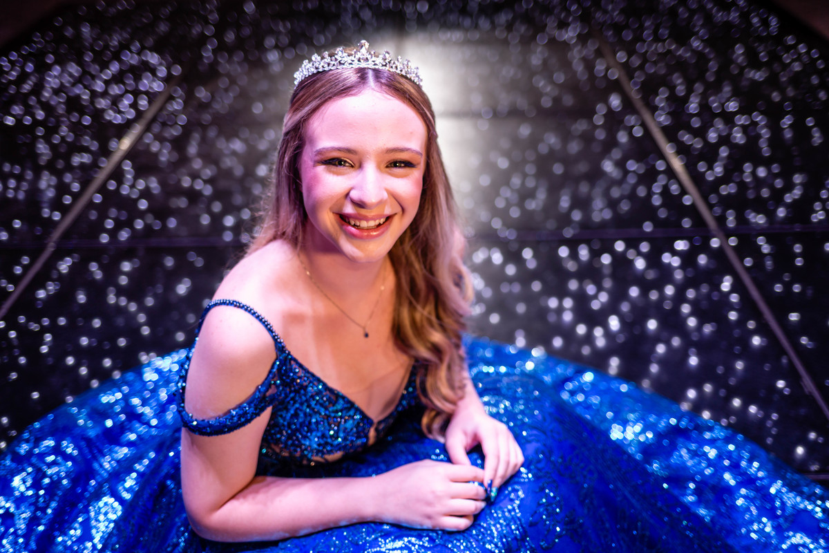 15anos, debutante, festade15anos, xvanos, decoracaode15anos, festaglam, decoracaomoderna, neonparty, festasofisticada, fotografiadeeventos, eventos15anos, decoracaodebutante, partydecor, cenário, brilho, requinte, estilo, decoração, vestido, balada, cenár