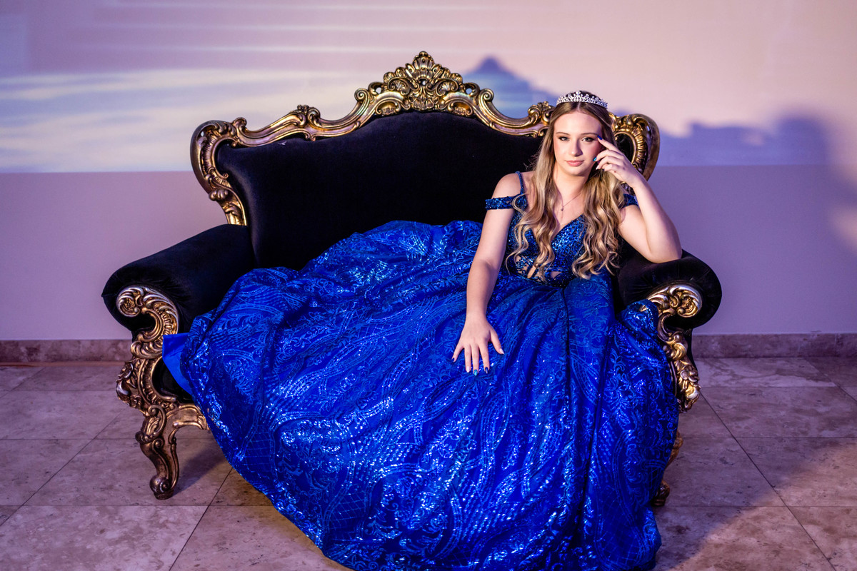 15anos, debutante, festade15anos, xvanos, decoracaode15anos, festaglam, decoracaomoderna, neonparty, festasofisticada, fotografiadeeventos, eventos15anos, decoracaodebutante, partydecor, cenário, brilho, requinte, estilo, decoração, vestido, balada, cenár