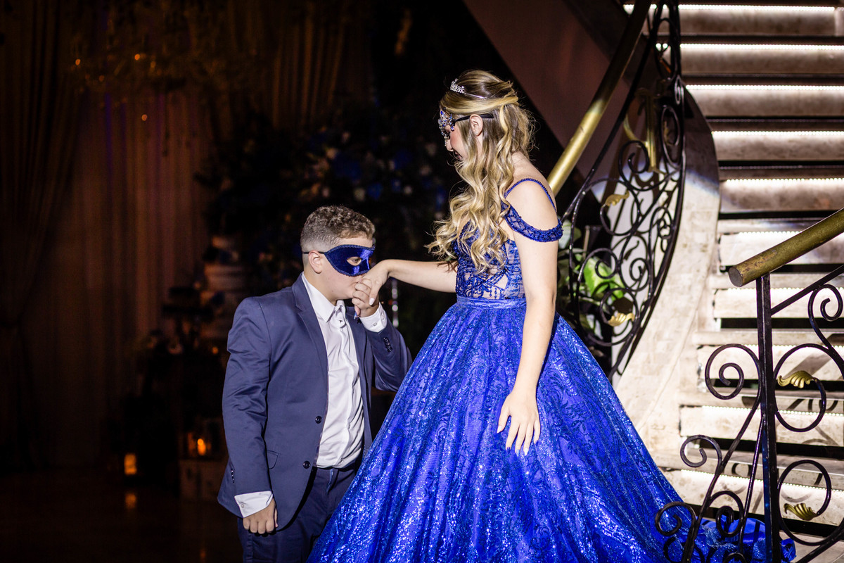 15anos, debutante, festade15anos, xvanos, decoracaode15anos, festaglam, decoracaomoderna, neonparty, festasofisticada, fotografiadeeventos, eventos15anos, decoracaodebutante, partydecor, cenário, brilho, requinte, estilo, decoração, vestido, balada, cenár