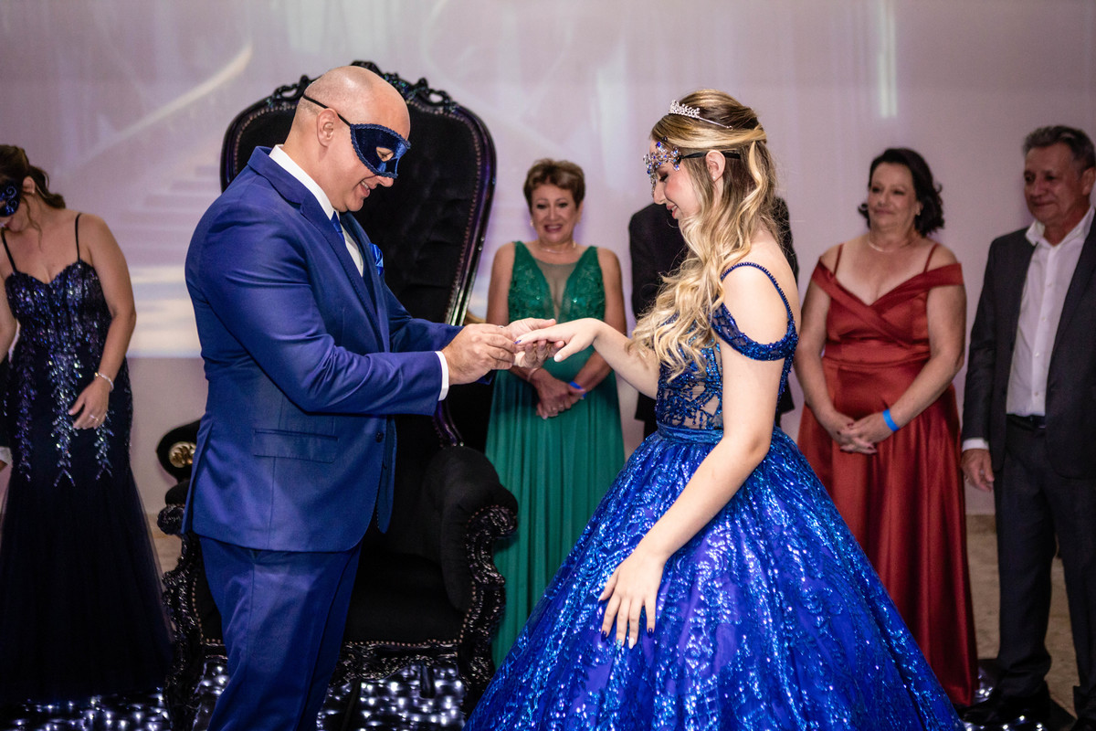 15anos, debutante, festade15anos, xvanos, decoracaode15anos, festaglam, decoracaomoderna, neonparty, festasofisticada, fotografiadeeventos, eventos15anos, decoracaodebutante, partydecor, cenário, brilho, requinte, estilo, decoração, vestido, balada, cenár