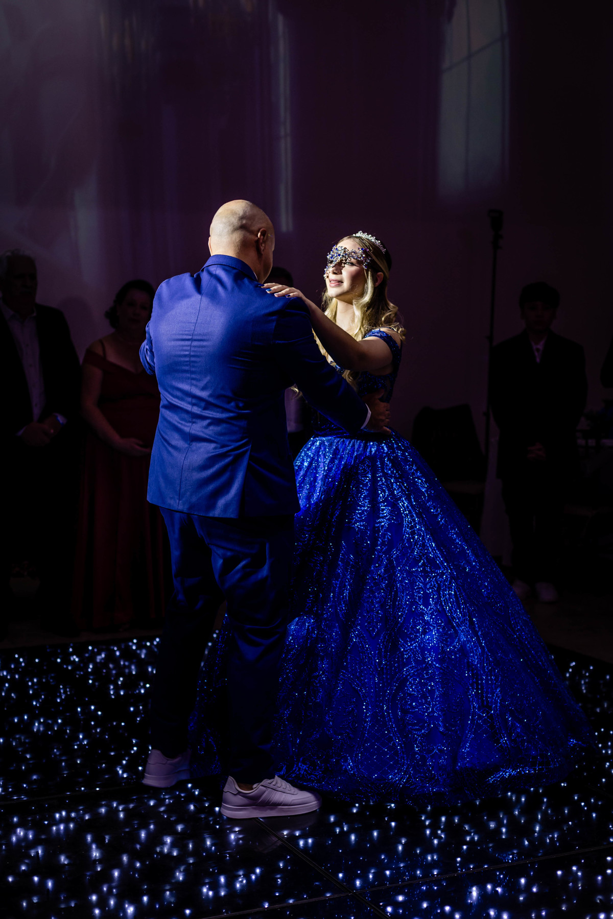 15anos, debutante, festade15anos, xvanos, decoracaode15anos, festaglam, decoracaomoderna, neonparty, festasofisticada, fotografiadeeventos, eventos15anos, decoracaodebutante, partydecor, cenário, brilho, requinte, estilo, decoração, vestido, balada, cenár