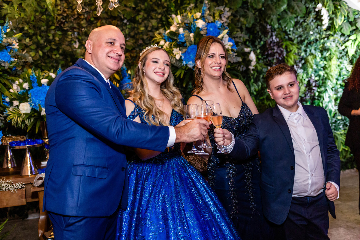 15anos, debutante, festade15anos, xvanos, decoracaode15anos, festaglam, decoracaomoderna, neonparty, festasofisticada, fotografiadeeventos, eventos15anos, decoracaodebutante, partydecor, cenário, brilho, requinte, estilo, decoração, vestido, balada, cenár