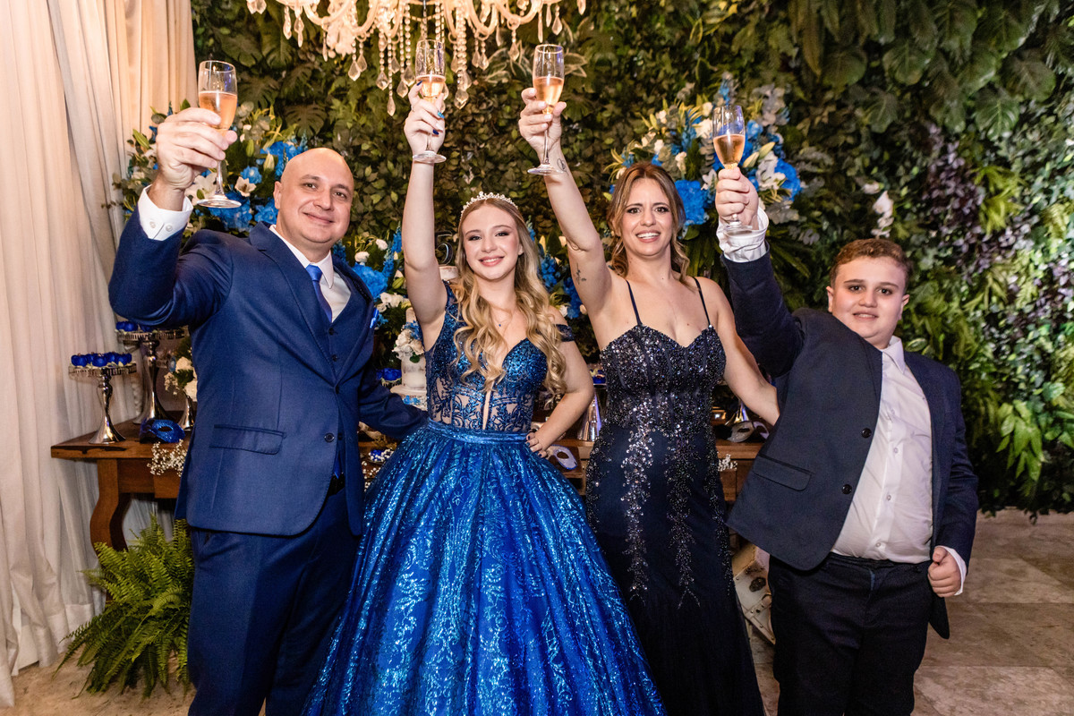 15anos, debutante, festade15anos, xvanos, decoracaode15anos, festaglam, decoracaomoderna, neonparty, festasofisticada, fotografiadeeventos, eventos15anos, decoracaodebutante, partydecor, cenário, brilho, requinte, estilo, decoração, vestido, balada, cenár