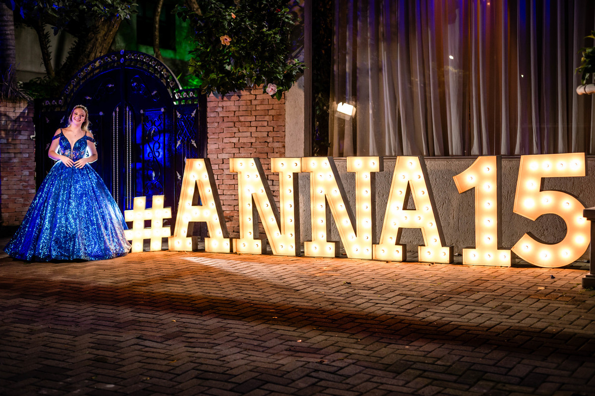 15anos, debutante, festade15anos, xvanos, decoracaode15anos, festaglam, decoracaomoderna, neonparty, festasofisticada, fotografiadeeventos, eventos15anos, decoracaodebutante, partydecor, cenário, brilho, requinte, estilo, decoração, vestido, balada, cenár