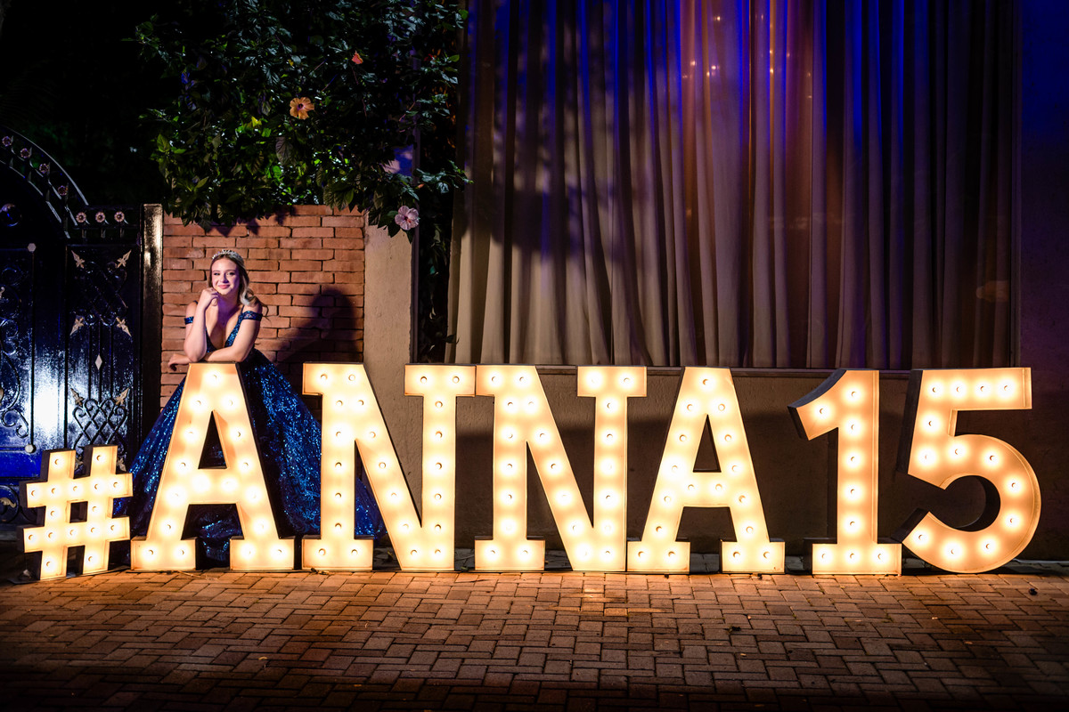15anos, debutante, festade15anos, xvanos, decoracaode15anos, festaglam, decoracaomoderna, neonparty, festasofisticada, fotografiadeeventos, eventos15anos, decoracaodebutante, partydecor, cenário, brilho, requinte, estilo, decoração, vestido, balada, cenár