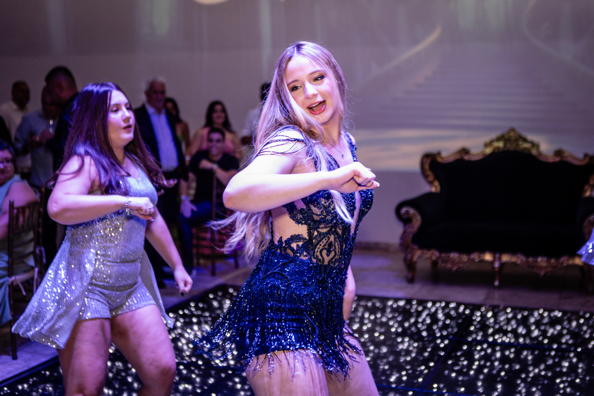 15anos, debutante, festade15anos, xvanos, decoracaode15anos, festaglam, decoracaomoderna, neonparty, festasofisticada, fotografiadeeventos, eventos15anos, decoracaodebutante, partydecor, cenário, brilho, requinte, estilo, decoração, vestido, balada, cenár