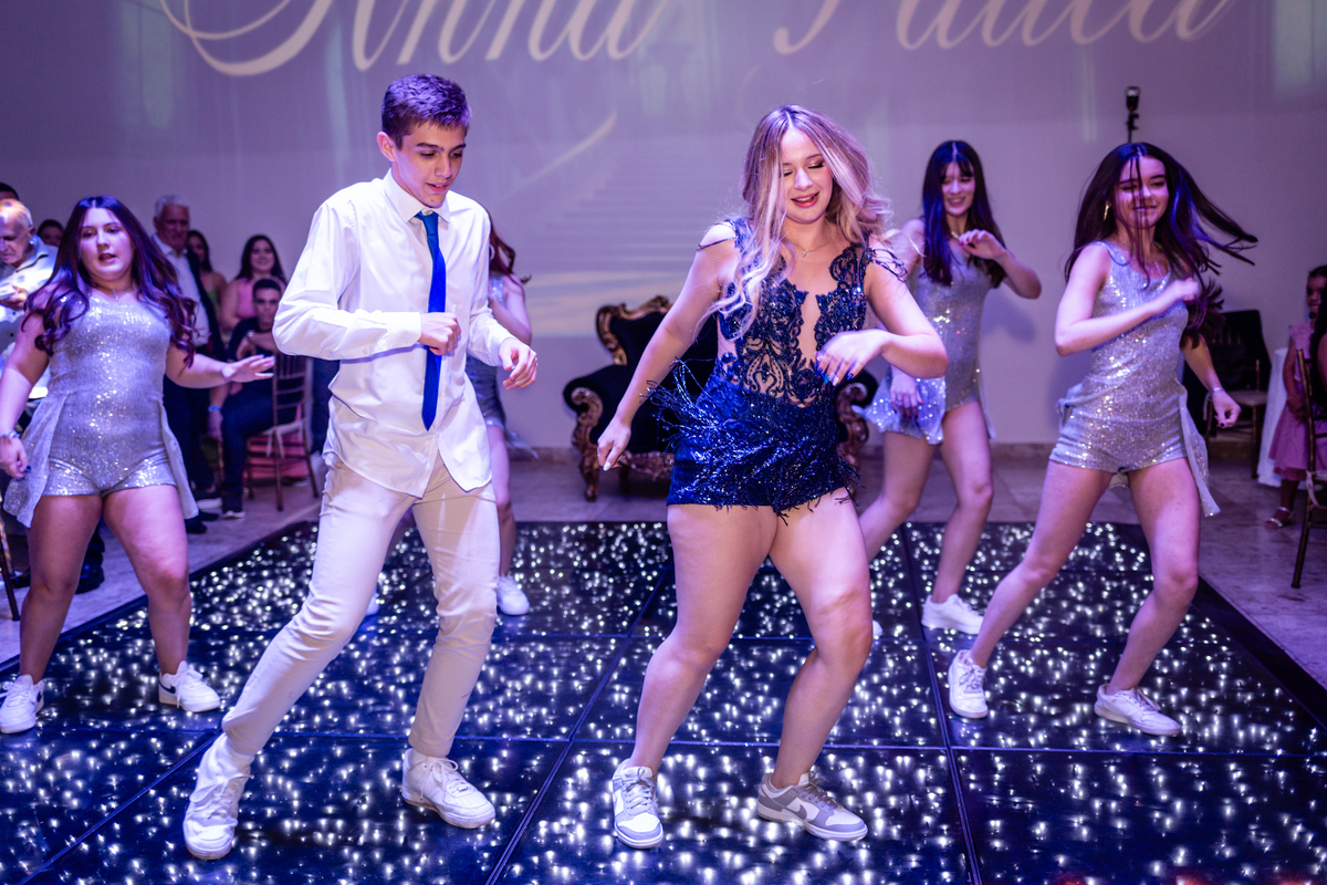 15anos, debutante, festade15anos, xvanos, decoracaode15anos, festaglam, decoracaomoderna, neonparty, festasofisticada, fotografiadeeventos, eventos15anos, decoracaodebutante, partydecor, cenário, brilho, requinte, estilo, decoração, vestido, balada, cenár