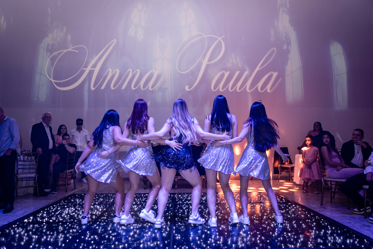 15anos, debutante, festade15anos, xvanos, decoracaode15anos, festaglam, decoracaomoderna, neonparty, festasofisticada, fotografiadeeventos, eventos15anos, decoracaodebutante, partydecor, cenário, brilho, requinte, estilo, decoração, vestido, balada, cenár