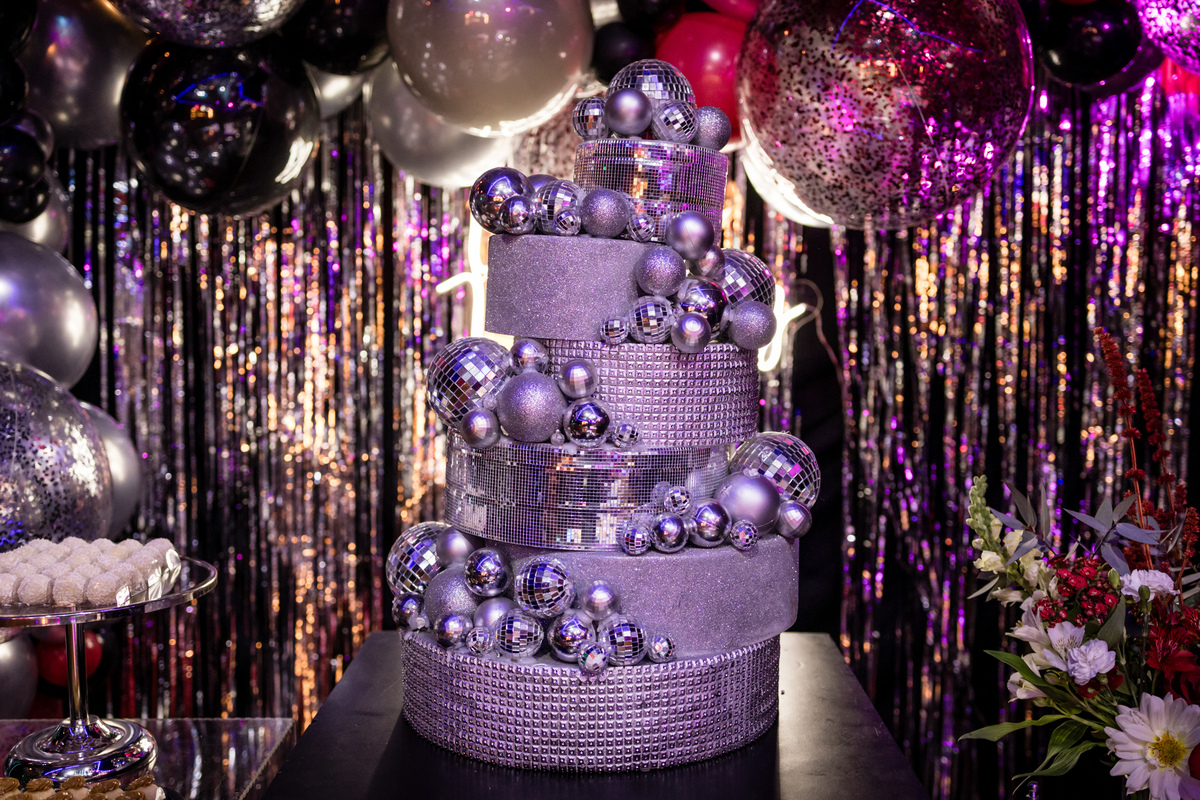15anos, debutante, festade15anos, xvanos, decoracaode15anos, festaglam, decoracaomoderna, neonparty, festasofisticada, fotografiadeeventos, eventos15anos, decoracaodebutante, partydecor, cenário, brilho, requinte, estilo, decoração, vestido, balada