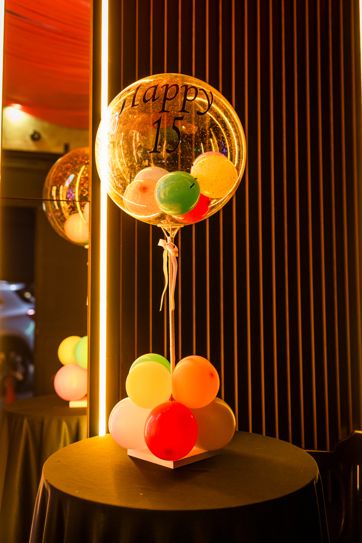 15anos, debutante, festade15anos, xvanos, decoracaode15anos, festaglam, decoracaomoderna, neonparty, festasofisticada, fotografiadeeventos, eventos15anos, decoracaodebutante, partydecor, cenário, brilho, requinte, estilo, decoração, vestido, balada