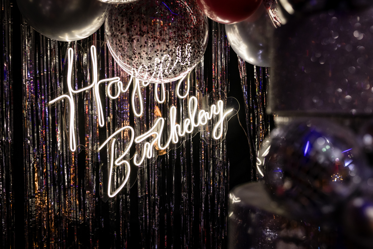 15anos, debutante, festade15anos, xvanos, decoracaode15anos, festaglam, decoracaomoderna, neonparty, festasofisticada, fotografiadeeventos, eventos15anos, decoracaodebutante, partydecor, cenário, brilho, requinte, estilo, decoração, vestido, balada