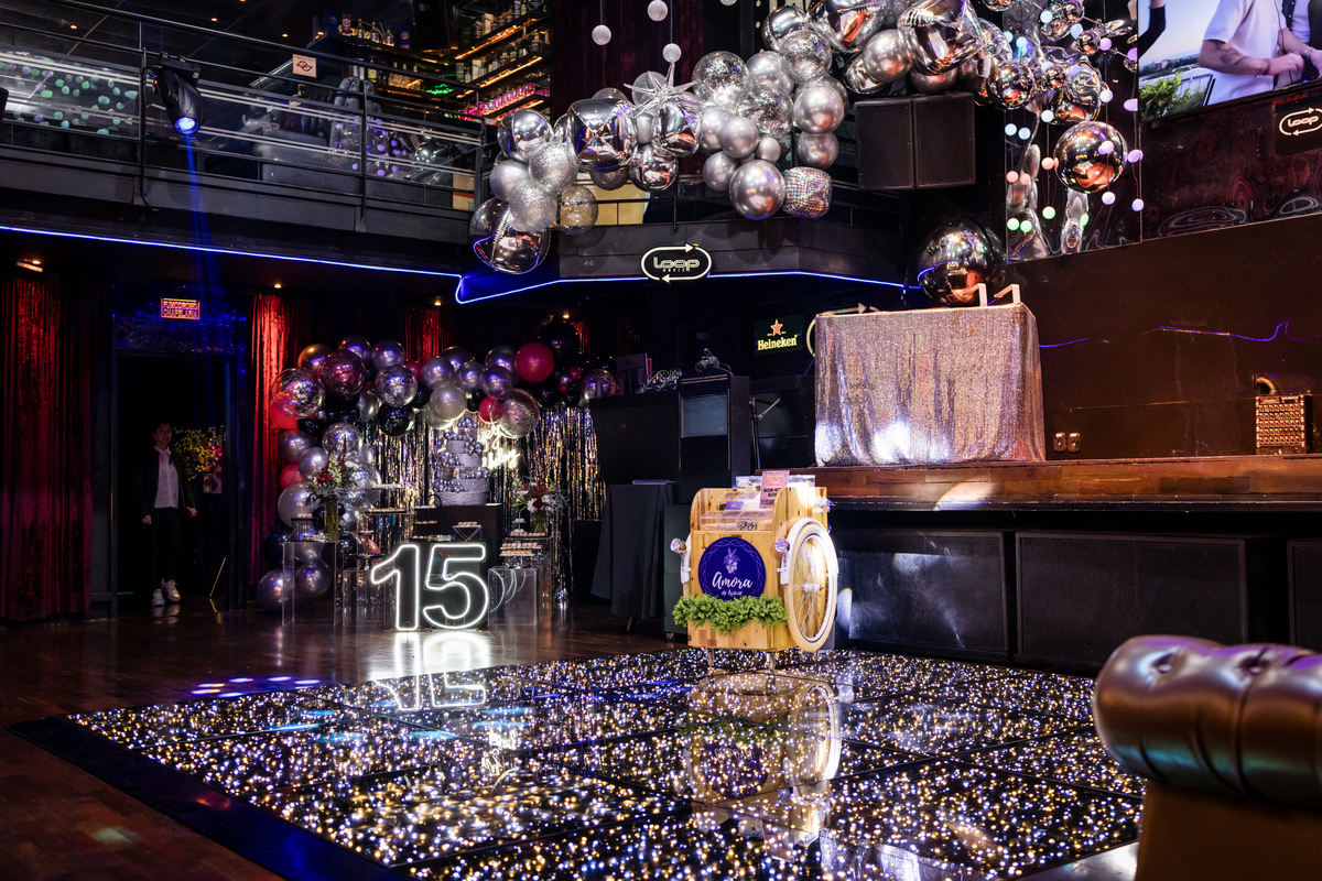 15anos, debutante, festade15anos, xvanos, decoracaode15anos, festaglam, decoracaomoderna, neonparty, festasofisticada, fotografiadeeventos, eventos15anos, decoracaodebutante, partydecor, cenário, brilho, requinte, estilo, decoração, vestido, balada