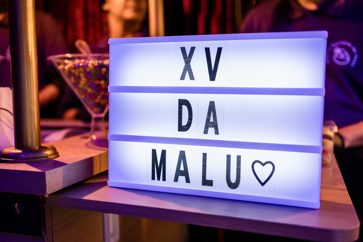 15anos, debutante, festade15anos, xvanos, decoracaode15anos, festaglam, decoracaomoderna, neonparty, festasofisticada, fotografiadeeventos, eventos15anos, decoracaodebutante, partydecor, cenário, brilho, requinte, estilo, decoração, vestido, balada