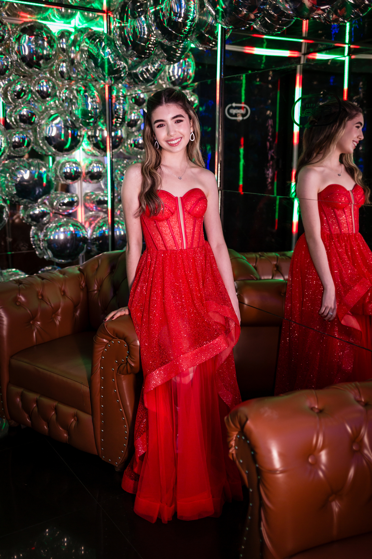 15anos, debutante, festade15anos, xvanos, decoracaode15anos, festaglam, decoracaomoderna, neonparty, festasofisticada, fotografiadeeventos, eventos15anos, decoracaodebutante, partydecor, cenário, brilho, requinte, estilo, decoração, vestido, balada