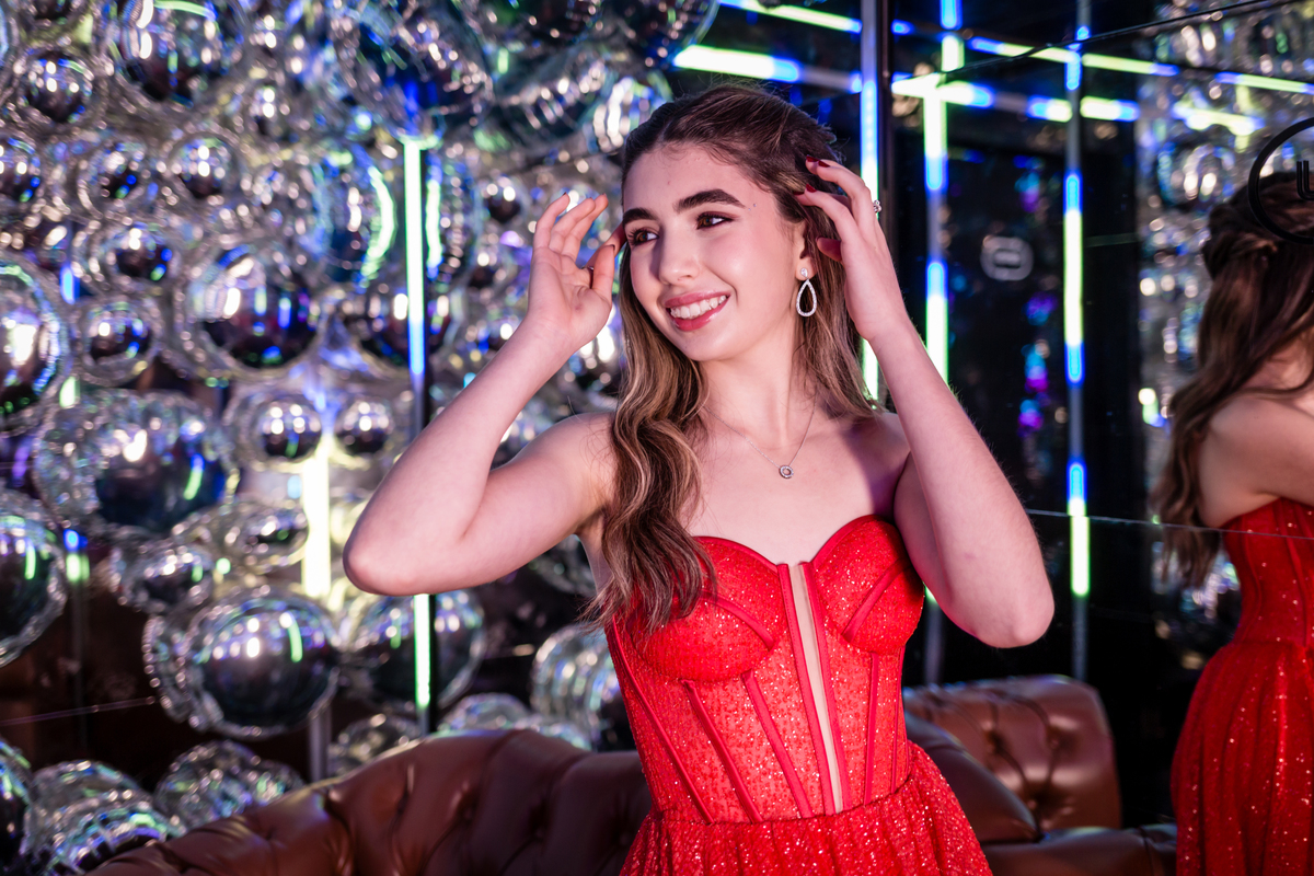 15anos, debutante, festade15anos, xvanos, decoracaode15anos, festaglam, decoracaomoderna, neonparty, festasofisticada, fotografiadeeventos, eventos15anos, decoracaodebutante, partydecor, cenário, brilho, requinte, estilo, decoração, vestido, balada