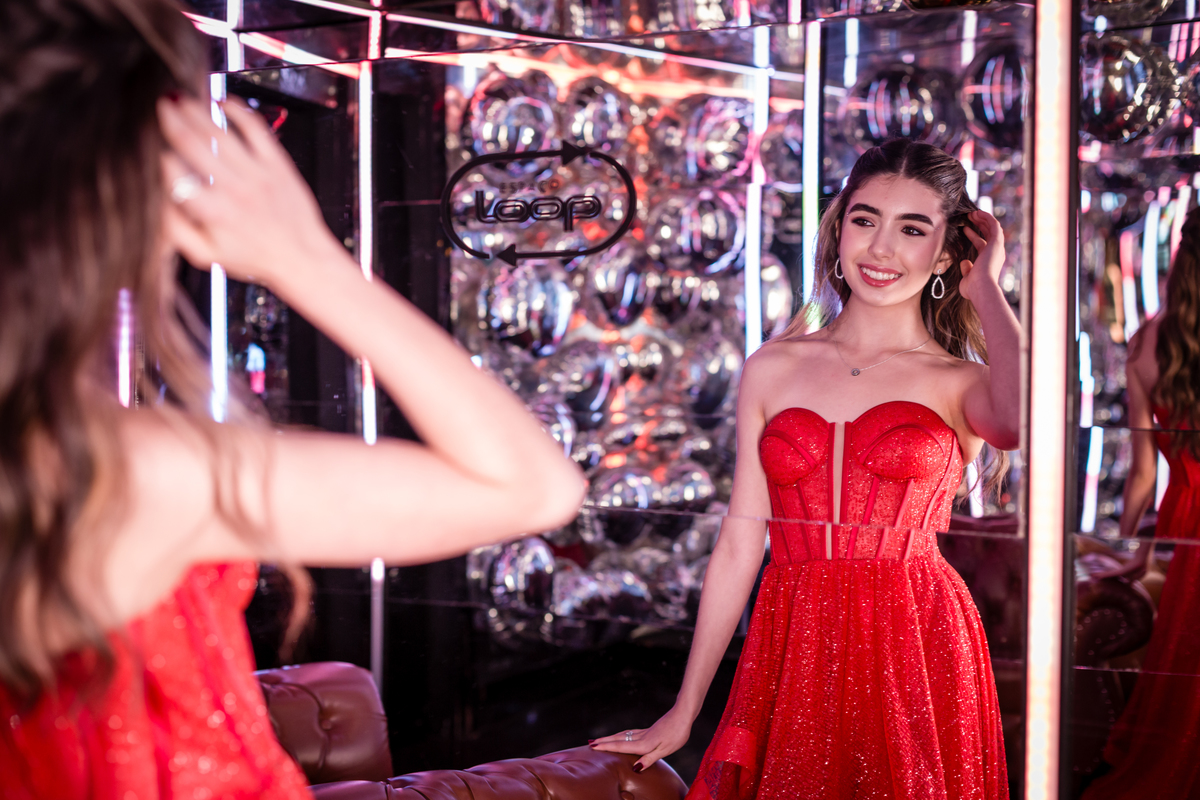 15anos, debutante, festade15anos, xvanos, decoracaode15anos, festaglam, decoracaomoderna, neonparty, festasofisticada, fotografiadeeventos, eventos15anos, decoracaodebutante, partydecor, cenário, brilho, requinte, estilo, decoração, vestido, balada