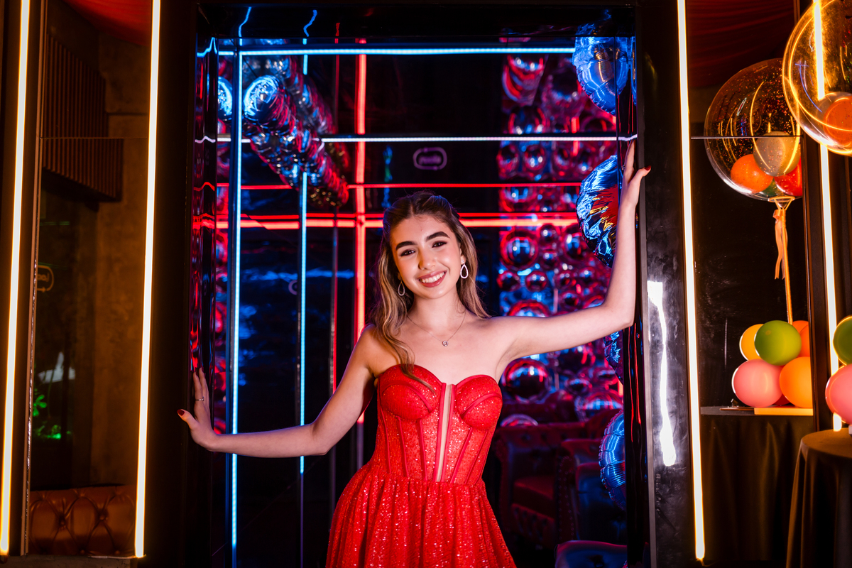 15anos, debutante, festade15anos, xvanos, decoracaode15anos, festaglam, decoracaomoderna, neonparty, festasofisticada, fotografiadeeventos, eventos15anos, decoracaodebutante, partydecor, cenário, brilho, requinte, estilo, decoração, vestido, balada