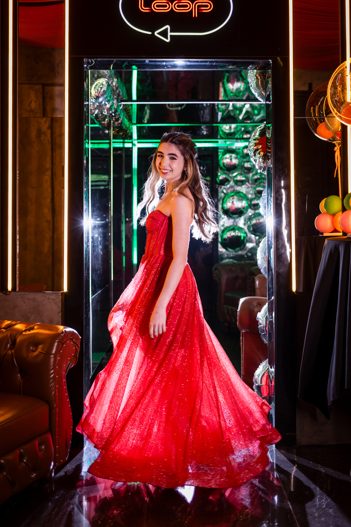 15anos, debutante, festade15anos, xvanos, decoracaode15anos, festaglam, decoracaomoderna, neonparty, festasofisticada, fotografiadeeventos, eventos15anos, decoracaodebutante, partydecor, cenário, brilho, requinte, estilo, decoração, vestido, balada