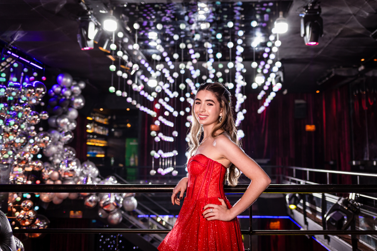 15anos, debutante, festade15anos, xvanos, decoracaode15anos, festaglam, decoracaomoderna, neonparty, festasofisticada, fotografiadeeventos, eventos15anos, decoracaodebutante, partydecor, cenário, brilho, requinte, estilo, decoração, vestido, balada