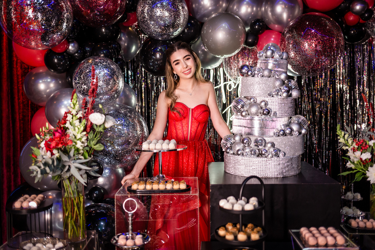 15anos, debutante, festade15anos, xvanos, decoracaode15anos, festaglam, decoracaomoderna, neonparty, festasofisticada, fotografiadeeventos, eventos15anos, decoracaodebutante, partydecor, cenário, brilho, requinte, estilo, decoração, vestido, balada