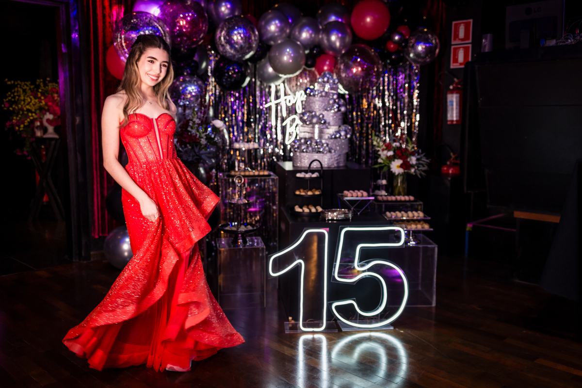 15anos, debutante, festade15anos, xvanos, decoracaode15anos, festaglam, decoracaomoderna, neonparty, festasofisticada, fotografiadeeventos, eventos15anos, decoracaodebutante, partydecor, cenário, brilho, requinte, estilo, decoração, vestido, balada