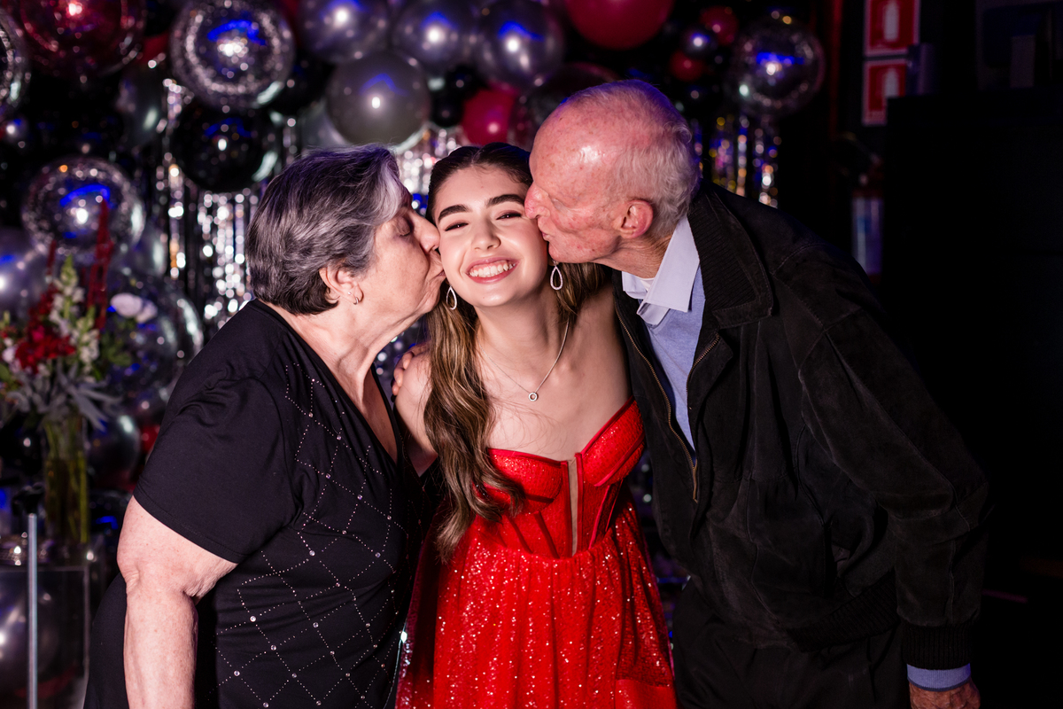 15anos, debutante, festade15anos, xvanos, decoracaode15anos, festaglam, decoracaomoderna, neonparty, festasofisticada, fotografiadeeventos, eventos15anos, decoracaodebutante, partydecor, cenário, brilho, requinte, estilo, decoração, vestido, balada