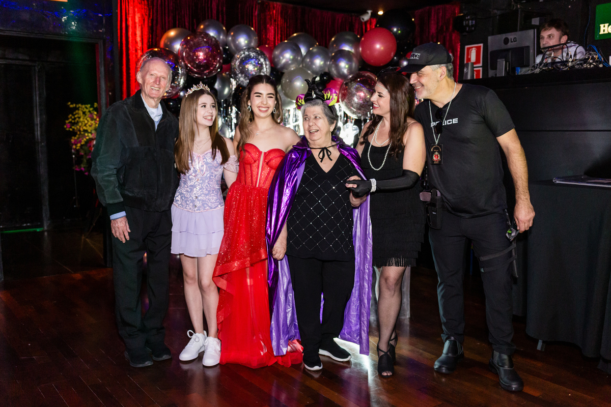 15anos, debutante, festade15anos, xvanos, decoracaode15anos, festaglam, decoracaomoderna, neonparty, festasofisticada, fotografiadeeventos, eventos15anos, decoracaodebutante, partydecor, cenário, brilho, requinte, estilo, decoração, vestido, balada