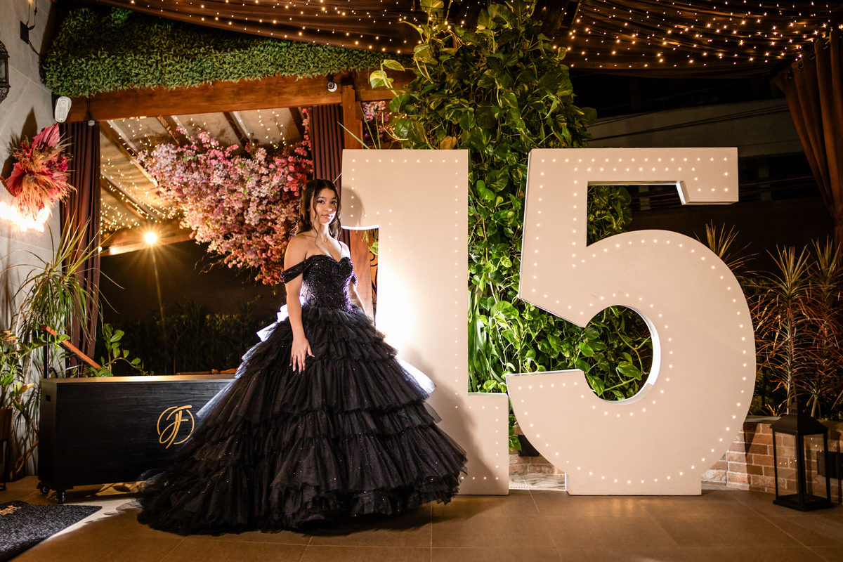 15anos, debutante, festade15anos, xvanos, decoracaode15anos, festaglam, decoracaomoderna, neonparty, festasofisticada, fotografiadeeventos, eventos15anos, decoracaodebutante, partydecor, cenário, brilho, requinte, estilo, decoração, vestido, balada, cenár