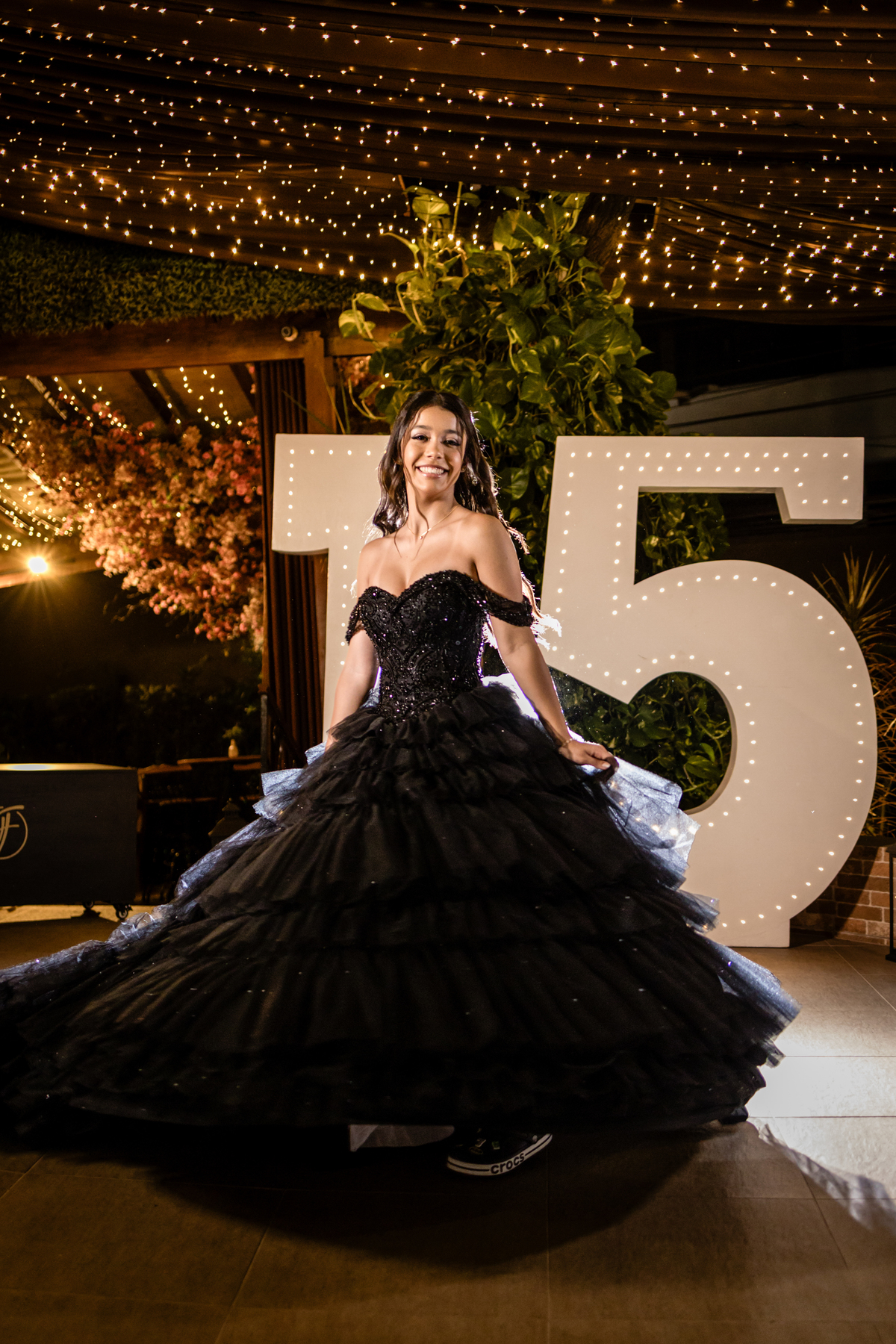 15anos, debutante, festade15anos, xvanos, decoracaode15anos, festaglam, decoracaomoderna, neonparty, festasofisticada, fotografiadeeventos, eventos15anos, decoracaodebutante, partydecor, cenário, brilho, requinte, estilo, decoração, vestido, balada, cenár