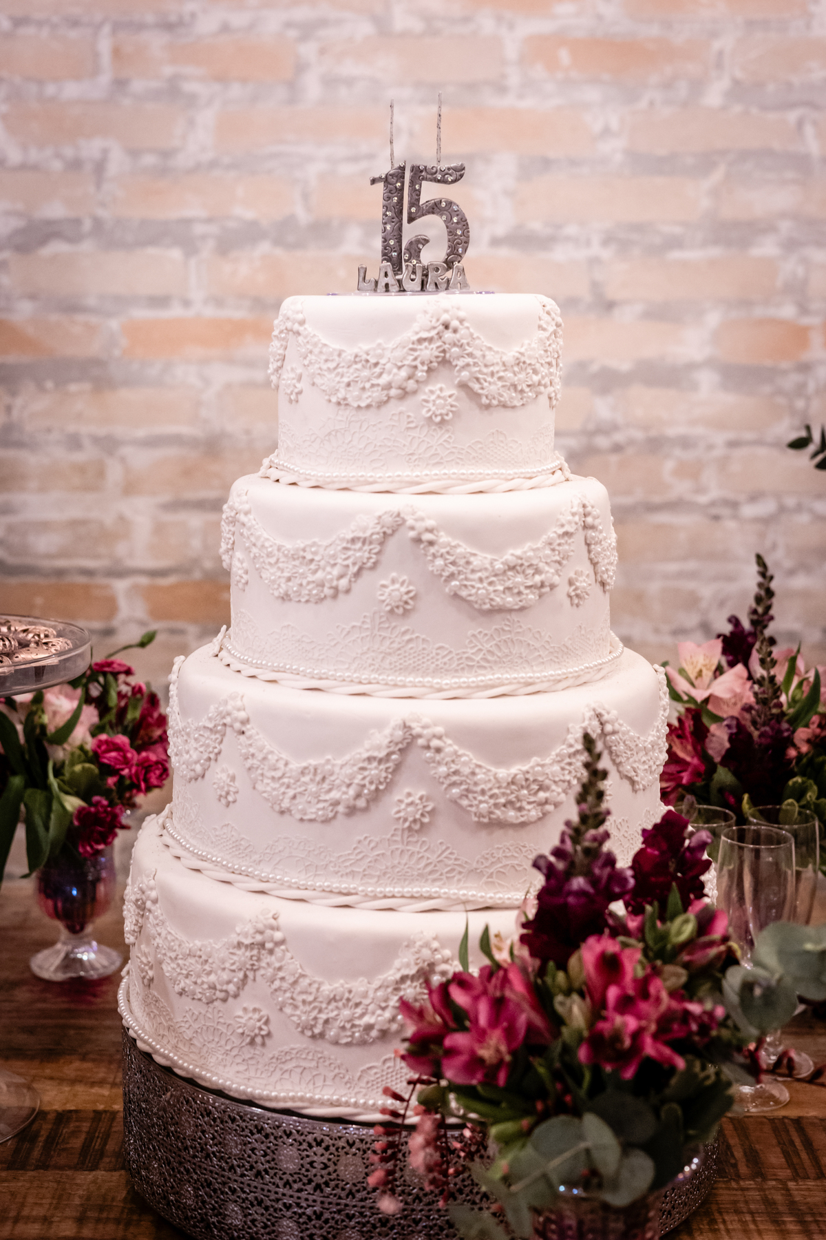 15anos, debutante, festade15anos, xvanos, decoracaode15anos, festaglam, decoracaomoderna, neonparty, festasofisticada, fotografiadeeventos, eventos15anos, decoracaodebutante, partydecor, cenário, brilho, requinte, estilo, decoração, vestido, balada, cenár