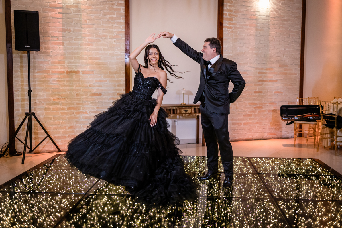 15anos, debutante, festade15anos, xvanos, decoracaode15anos, festaglam, decoracaomoderna, neonparty, festasofisticada, fotografiadeeventos, eventos15anos, decoracaodebutante, partydecor, cenário, brilho, requinte, estilo, decoração, vestido, balada, cenár