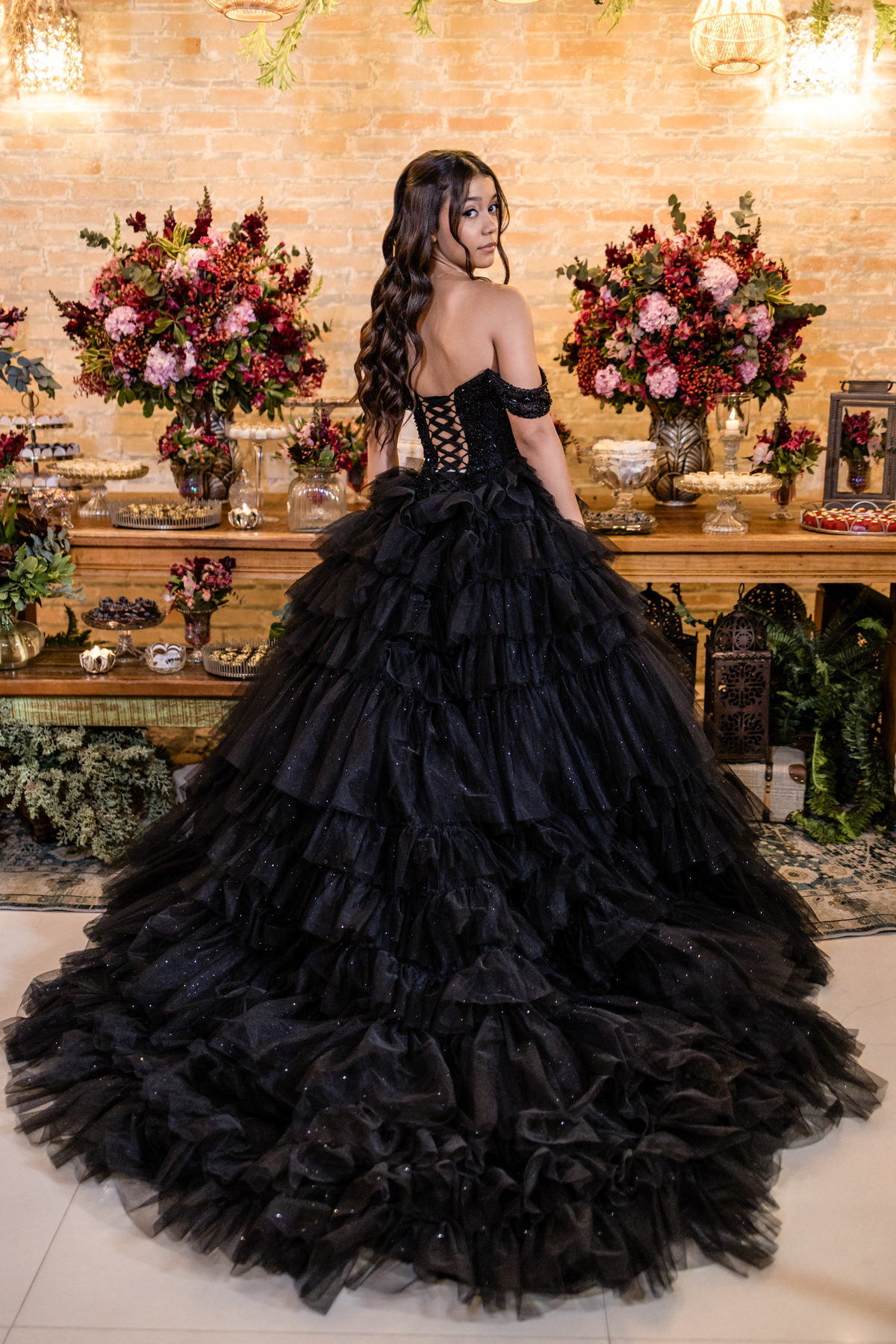 15anos, debutante, festade15anos, xvanos, decoracaode15anos, festaglam, decoracaomoderna, neonparty, festasofisticada, fotografiadeeventos, eventos15anos, decoracaodebutante, partydecor, cenário, brilho, requinte, estilo, decoração, vestido, balada, cenár